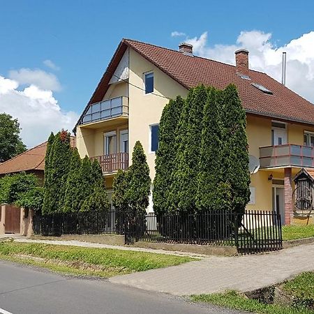 Grosses Ferienhaus Plattensee Balaton - Nyaralo Haz 6 Szobaval, 5 Fuerdoszobaval, 3000 Nm Apartment Szolad Exterior photo