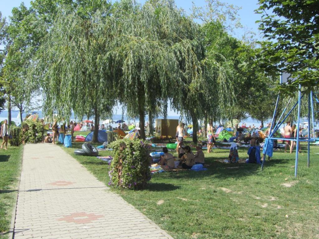 Grosses Ferienhaus Plattensee Balaton - Nyaralo Haz 6 Szobaval, 5 Fuerdoszobaval, 3000 Nm Apartment Szolad Exterior photo